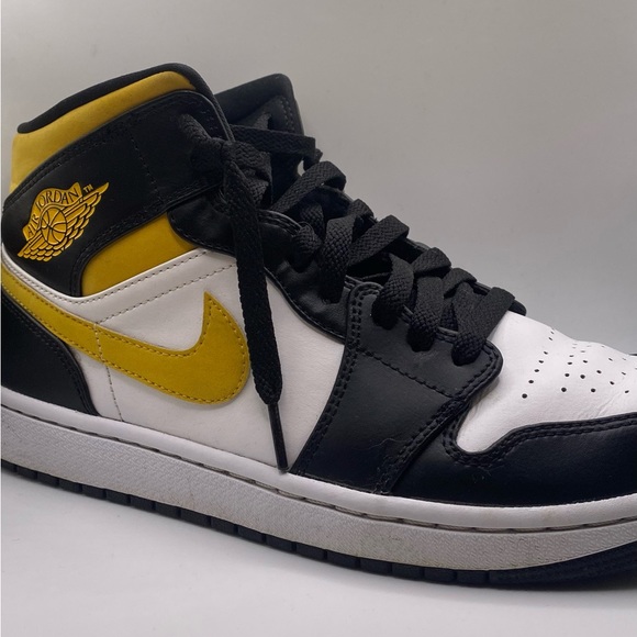 2021
Air Jordan 1 Mid 'Black University Gold' Size 9.5 Men - Picture 4 of 5